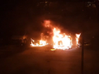 Страшный костер из четырех автомобилей в ростовской Левенцовке попал на видео