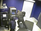 Бандиты в масках попытались гвоздодером вскрыть банкомат у магазина в Ростовской области