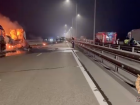Из-за горящей фуры парализовало движение на трассе М-4 в районе аэропорта Платов