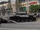 Скатившийся с платформы на толпу зрителей «бесстрашный» танк в центре Ростова попал на видео