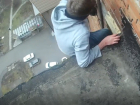 Экстремальными трюками на крыше многоэтажки похвастали безбашенные ростовские подростки на видео