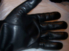 Проникший в окно похититель утерянной перчаткой выдал себя правоохранителям