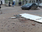 В Ростове-на-Дону рухнул на "головы" прохожих огромный кусок от балкона на 2 этаже 