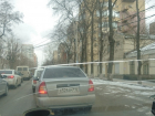 Падения покосившегося столба с проводами испугались автомобилисты на ростовской улице