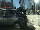 В Ростове автобус влетел в полицейский автомобиль и легковушку