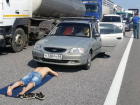 Зажатый в пробке водитель лег загорать на асфальт трассы «Дон» под Ростовом