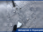 Жители Ростова вынуждены обходить тротуар из-за разрушающегося здания