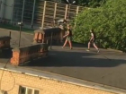 Опасные развлечения гиперактивных подростков на крыше пятиэтажки Ростова попали на видео