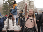 Тот самый голый человек: почему на митинге в Ростове 23 января оказался мужчина в ботинках и шортах