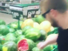 Жестокое избиение арбуза агрессивным парнем в супермаркете Ростова попало на видео