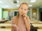 «Большое искушение не думать, а просто списывать»: ростовчане высказались о возможном запрете телефонов в школах