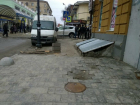 Заботливые подрядчики «кладут на совесть» плитку на улице Семашко в Ростове