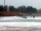 Дрейфующая по льду «Нива» занырнула в холодные воды Донца в Ростовской области