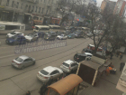 Сломанный светофор стал причиной транспортного коллапса на улице Горького в Ростове