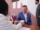 Губернатор Дона проголосовал на выборах в Госдуму в школе № 96
