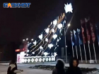 Главная городская елка в Ростове рухнула от ветра 14 января