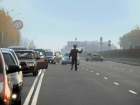 Нагло выехавший на встречку столичный автохам чудом избежал лобового столкновения и попал на видео в Ростове