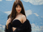 "Горячую" фотосессию с обнаженными плечами сделала в горах звезда Playboy из Ростова