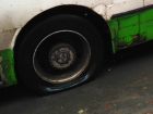 Опасный автобус с дырявым колесом вызвал негодование у ростовчан