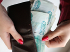 Лежащая на тумбочке у приятеля пачка денег «свела с ума» молодую жительницу Ростовской области