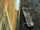 Бетонный балкон многоэтажки шумно обрушился на оживленный тротуар в Ростовской области