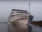 Фатальная встреча рыбацкой лодки с огромным кораблем на судоходном канале в Ростове попала на видео