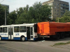 Автобус врезался в автомобиль аварийной службы в Ростове