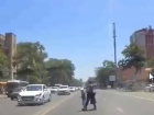 Тащившая ребенка под колеса машин бабушка-камикадзе возмутила ростовчан и попала на видео