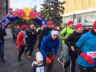Самые выносливые участники Рождественского забега Дедов Морозов в Ростове получили необычные подарки