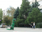 Зеленый динозавр, с ультракороткими лапками, пошел учиться в ростовскую школу