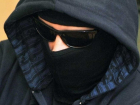 Рецидивист в шарфе с ножом испугал продавщицу и ограбил магазин в Ростовской области