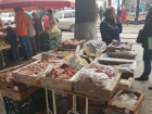 Подозрительное птичье мясо залили ядовитым раствором на уличном рынке Ростова