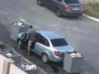 Отомстивших упрямому автолюбителю за неуместную парковку мусорщиков похвалили ростовчане
