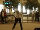 Отжигающий под уличный рок пенсионер в центре Ростова восхитил горожан и попал на видео