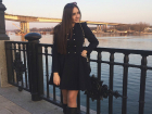 Красивыми коленями блеснула «куколка-брюнетка» на набережной Ростова