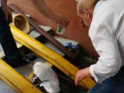 Хлипкие перила подземного перехода в центре Ростова едва не покалечили пожилого мучину 