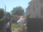 В Ростове пожарные тушат горящую газовую трубу