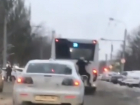 «Когда не хватило места»: свисающий с автобуса безбилетный пассажир рассмешил ростовчан на видео