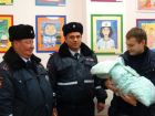 Благодарные родители пригласили ростовских автоинспекторов на выписку
