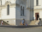 Власти отчистят закатанную в асфальт историческую брусчатку у Войскового собора под Ростовом