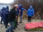 Ростовские спасатели вытащили из ледяной воды рыбака