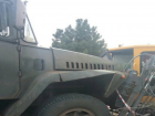 «Битва титанов»: заскользивший на песке КрАЗ разворотил буровую машину в Ростовской области