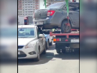 В Ростове эвакуатор повредил две припаркованные машины