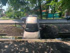 Иномарка съехала в канаву: в аварии в Батайске пострадала беременная женщина