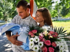 На выписку к родившей в небе над Ростовом женщине приехали муж и работники аэропорта "Платов"