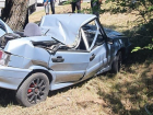 В Ростове машина врезалась в дерево, двое пострадали