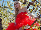 Эффектная блондинка с обнаженными плечами и ногами показала "девичью натуру" на цветущем дереве в Ростове