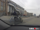 В центре Ростова молодой человек "оседлал" автомобиль