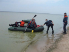 Двоих рыбаков на надувных лодках унес ураганный ветер в Ростовской области
