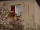 Жестокая попытка выкинуть полуголого мужчину из окна многоэтажки Ростова попала на видео